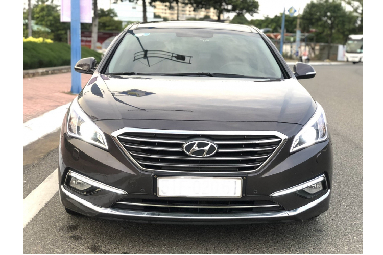 Theo tìm hiểu, chiếc xe sedan Hyundai Sonata 2014 này thuộc lô đầu được Hyundai Thành Công đưa về nước. Xe sử dụng động cơ xăng 4cyl thẳng hàng, dung tích 2.0L hút khí tự nhiên (N/A) cho công suất tối đa 157 mã lực và mô-men xoắn cực đại 200Nm.