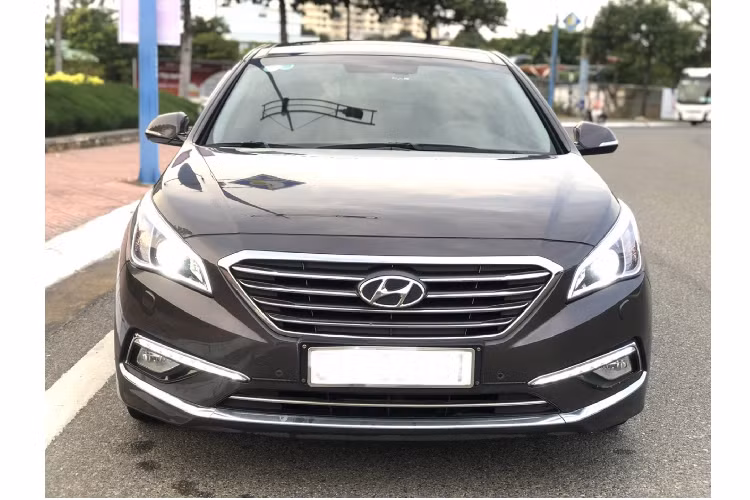 Theo tìm hiểu, chiếc xe sedan Hyundai Sonata 2014 này thuộc lô đầu được Hyundai Thành Công đưa về nước. Xe sử dụng động cơ xăng 4cyl thẳng hàng, dung tích 2.0L hút khí tự nhiên (N/A) cho công suất tối đa 157 mã lực và mô-men xoắn cực đại 200Nm.