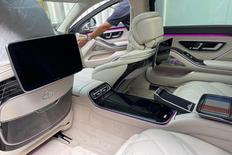 Ở bên trong, chiếc S680 Maybach2022 đầu tiên về Việt Nam có khoang nội thất bọc da Nappa sáng màu be sáng, từ ghế ngồi cho đến trần xe, bảng điều khiển, vô lăng và tấm ốp cửa.