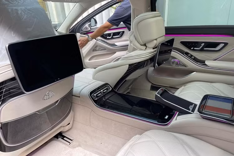 Ở bên trong, chiếc S680 Maybach2022 đầu tiên về Việt Nam có khoang nội thất bọc da Nappa sáng màu be sáng, từ ghế ngồi cho đến trần xe, bảng điều khiển, vô lăng và tấm ốp cửa.