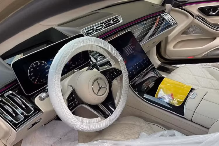 Chiếc sedan siêu sang Mercedes-Maybach S680 2022 sở hữu nhiều chi tiết đặc trưng như lưới tản nhiệt thanh dọc độc quyền cùng logo Maybach, hốc hút gió phía trước to bản, cản trước sửa đổi, nhiều đường viền mạ crome xung quanh hay tay nắm cửa dạng ẩn. Làm tròn diện mạo sang trọng và thanh lịch cho S680 là bộ mâm đa chấu 21 inch sáng loáng.
