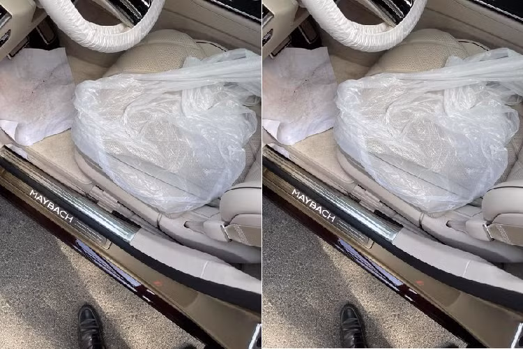 Bảng điều khiển xe xuất hiện nhiều chi tiết trang trí ốp gỗ designo open-pore walnut, bộ bàn đạp Maybach độc quyền và đặc biệt là mùi hương đặc trưng trên những chiếc sedan siêu sang Maybach.