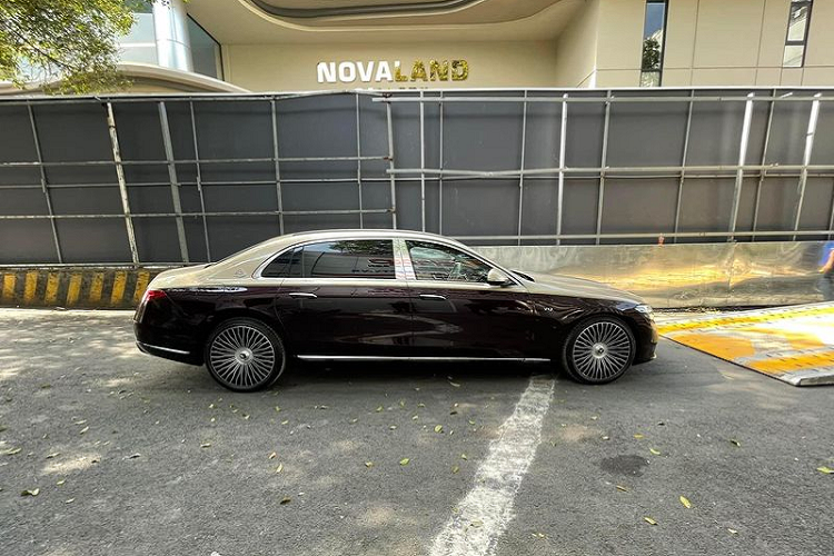 Về truyền động, Mercedes-Maybach S680 2022 sử dụng động cơ tăng áp kép V12 6.0L cho công suất tối đa 621 mã lực và mô-men xoắn cực đại 1.001 Nm, kết hợp hộp số tự động 9 cấp và hệ dẫn động 4 bánh toàn thời gian. Mẫu sedan siêu sang có thể tăng tốc từ 0 - 100 km/h trong 4,4 giây, đạt tốc độ tối đa 209 km/h.