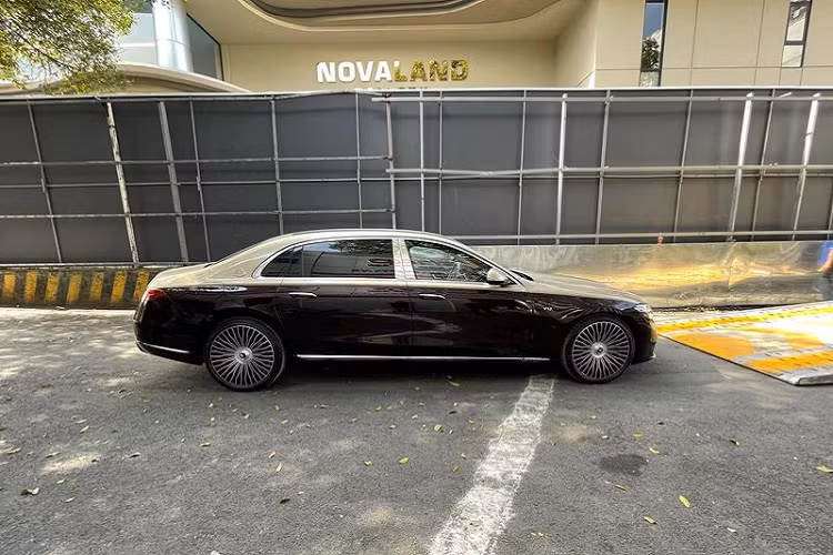 Về truyền động, Mercedes-Maybach S680 2022 sử dụng động cơ tăng áp kép V12 6.0L cho công suất tối đa 621 mã lực và mô-men xoắn cực đại 1.001 Nm, kết hợp hộp số tự động 9 cấp và hệ dẫn động 4 bánh toàn thời gian. Mẫu sedan siêu sang có thể tăng tốc từ 0 - 100 km/h trong 4,4 giây, đạt tốc độ tối đa 209 km/h.