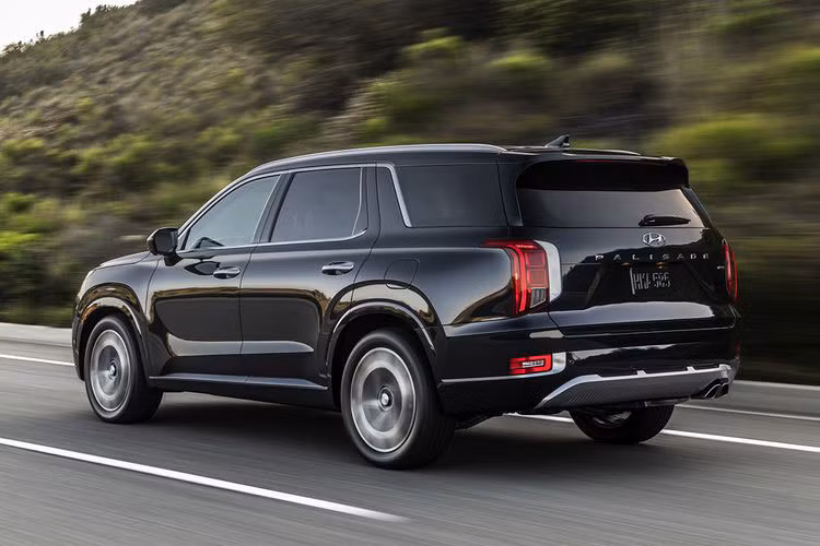 Dưới nắp ca-pô, Palisade nâng cấp dự kiến sẽ tiếp tục giữ nguyên các lựa chọn động cơ như phiên bản hiện hành. Tại Mỹ, Hyundai Palisade được trang bị động cơ 3.8L hút khí tự nhiên V6 sản sinh công suất tối đa 291 mã lực, kết hợp với hệ dẫn động cầu trước hoặc hệ dẫn động 4 bánh và hộp số tự động 8 cấp. 