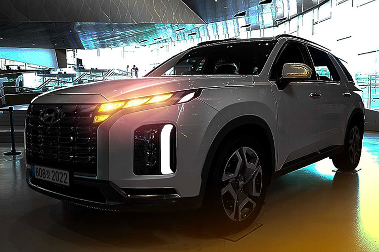 Phần đầu của mẫu xe SUV Hyundai Palisade Facelift 2022 được lấy cảm hứng thiết kế từ Tucson mới. Cụm lưới tản nhiệt được gia tăng kích thước, tích hợp dải đèn LED chạy ban ngày. Đèn pha nằm ở 2 bên được làm nổi bật bởi dải chrome mới và logo Hyundai nằm ở trung tâm lưới tản nhiệt. Cụm đèn pha thiết kế dạng tách rời cũng được tinh chỉnh. Sự thay đổi đáng chú ý nhất là đèn chạy dọc lớn được đặt ra ngoài viền cụm đèn pha.