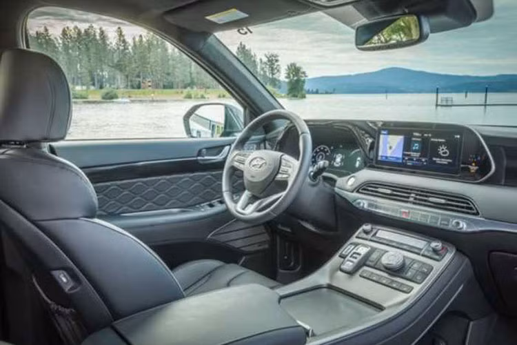 Bên trong cabin, Hyundai Palisade Facelift 2022 dự kiến cũng sẽ nhận được nhiều nâng cấp. Một số nguồn tin cho rằng Palisade facelift sẽ được cập nhật màn hình thông tin giải trí và cụm đồng hồ đo kỹ thuật số lớn hơn.
