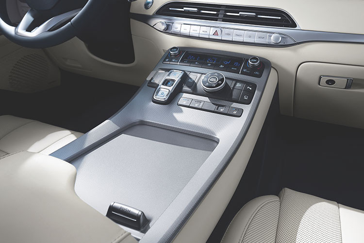 Các phiên bản cao cấp hiện đã được trang bị màn hình cảm ứng 10,25 inch và cụm đồng hồ đo kỹ thuật số 12,3 inch, nhưng phiên bản nâng cấp dự kiến sẽ sở hữu màn hình cảm ứng 12 inch lớn hơn tương tự như Ioniq 5.