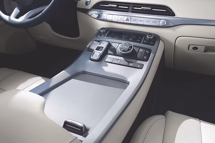 Các phiên bản cao cấp hiện đã được trang bị màn hình cảm ứng 10,25 inch và cụm đồng hồ đo kỹ thuật số 12,3 inch, nhưng phiên bản nâng cấp dự kiến sẽ sở hữu màn hình cảm ứng 12 inch lớn hơn tương tự như Ioniq 5.