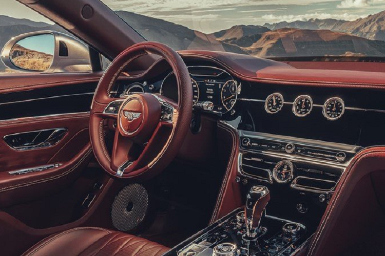 Qua đó, ông Christophe Georges - CEO và Chủ tịch của Bentley Mỹ - đã cho biết: "Mẫu xe siêu sang Bentley Flying Spur sở hữu nội thất thiết kế đặc quyền của Bentley và hãng sẽ luôn nâng tầm trải nghiệm lẫn thiết kế trường tồn của xe. Gia đình Bentley chúng tôi rất vinh dự khi nhận được sự công nhận từ Robb Report với giải "Xe nội thất đẹp nhất"".