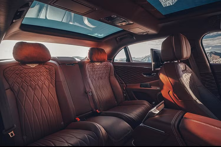 Bên trong, hệ thống ion hóa không khí bây giờ cũng là một tính năng tiêu chuẩn dành cho Bentley Flying Spur 2022. Trang bị này sẽ phát ra các hạt mang điện tích âm từ hệ thống HVAC để tăng độ tinh khiết của không khí bằng cách tạo ra điện tích tĩnh loại bỏ các thành phần độc hại như các chất ô nhiễm, bụi và chất gây dị ứng.