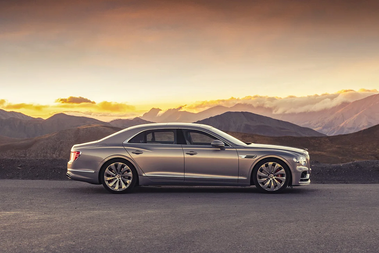 Bentley cũng đã làm việc với ESI Group để tạo ra các bản mô phỏng kỹ thuật số cho nội thất của Flying Spur nhằm cải thiện tiếng ồn và độ rung lắc (NVH). Theo đó, các bài kiểm tra âm thanh ảo được tiến hành để tìm ra nơi tiếng ồn xâm nhập vào xe.