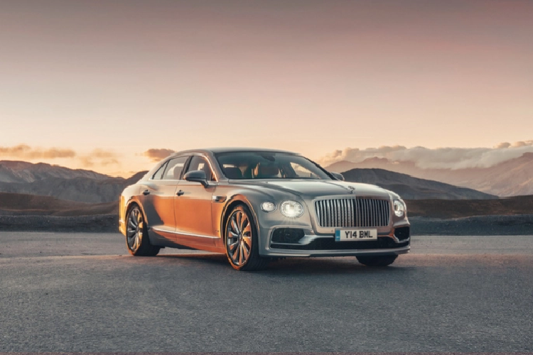 Bentley Flying Spur 2022 tiếp tục có sẵn 2 tùy chọn động cơ. Cụ thể, động cơ tăng áp kép 6.0L W12 có công suất 626 mã lực và mô-men xoắn 900 Nm khi kết hợp với hộp số tự động ly hợp kép 8 cấp.