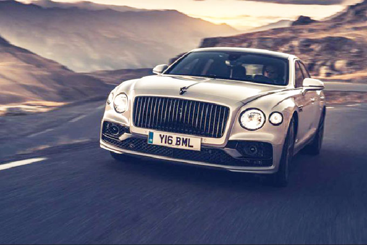 Bên cạnh đó, động cơ tăng áp kép 4.0L V8 có công suất 542 mã lực và mô-men xoắn 770 Nm.