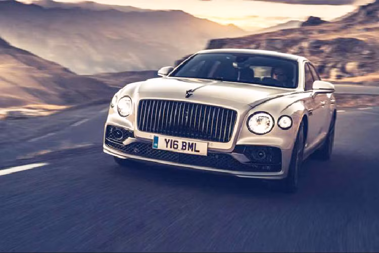 Bên cạnh đó, động cơ tăng áp kép 4.0L V8 có công suất 542 mã lực và mô-men xoắn 770 Nm.