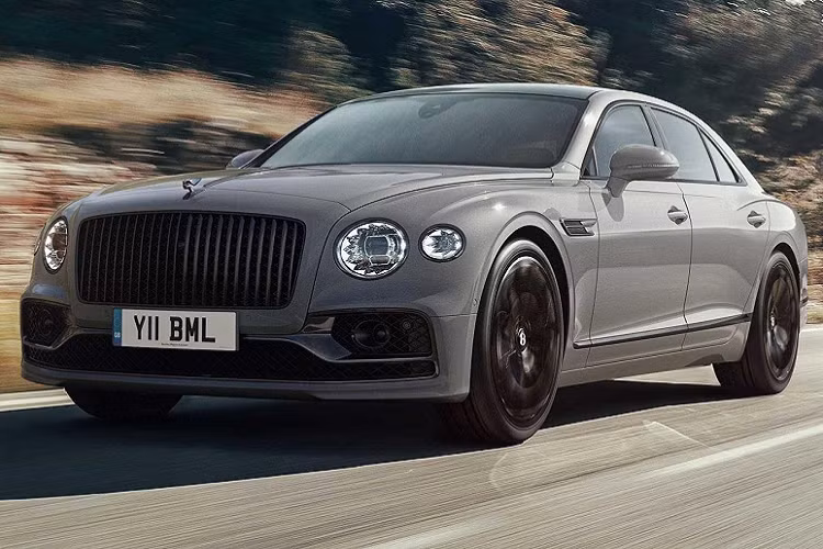 Theo tin tức ôtô, Bentley Flying Spur siêu sang đã giành được đánh giá xe có nội thất đẹp nhất từ tạp chí lối sống hạng sang Robb Report. Cụ thể, tạp chí lừng danh này đã trao cho xe giải "Best of the Best: Best Automotive Interior"; tức là "Đỉnh của đỉnh: Xe nội thất đẹp nhất."