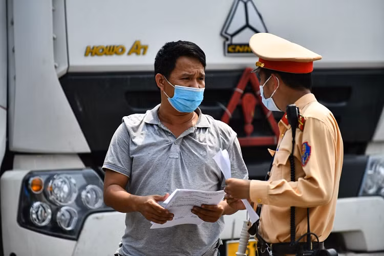 Xe cho thit, trung van bi chan khi luu thong sau 18h