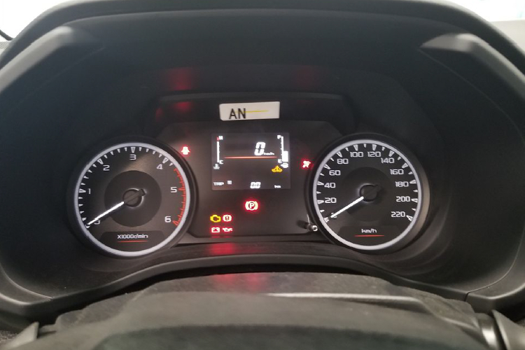 Xe sử dụng động cơ dầu 4cyl thẳng hàng, dung tích 1.9L tăng áp (RZ4E-TC), phun nhiên liệu trực tiếp DOHC Commonrail cho công suất tối đa 150 mã lực tại 3.600 vòng/phút, mô-men xoắn cực đại 350Nm tại dải vòng tua từ 1.800 - 2.600 vòng/phút. Sức mạnh được truyền xuống cầu sau (RWD), thông qua hộp số tay 6 cấp (6MT).