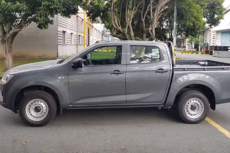 Nội thất xe được thiết đơn giản, tập trung vào sự thực dụng với 2 chỗ ngồi. Trang bị vô lăng trơn nhưng khá bất ngờ khi ghế ngồi bọc Da. Đồng hồ hỗ trợ lái kiểu analog và màn hình hiển thị đa thông minh có màu. Điều hoà chỉnh cơ, đề nổ bằng chìa khoá. Không có hệ thống thông tin giải trí.