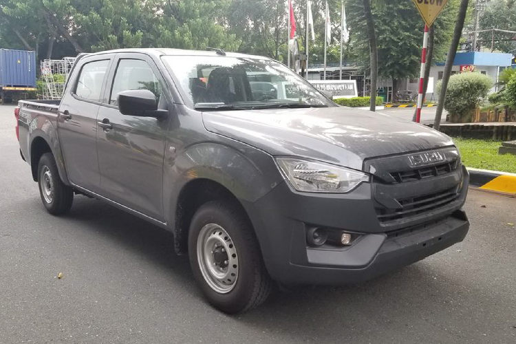 Về trang bị an toàn và hỗ trợ lái, Isuzu D-Max 2021 bản giá rẻ này được trang bị khá khiêm tốn với phanh ABS, phân bổ lực phanh điện tử EBD và hỗ trợ lực phanh khẩn cấp BA. Xe đi kèm với 2 túi khí an toàn.
