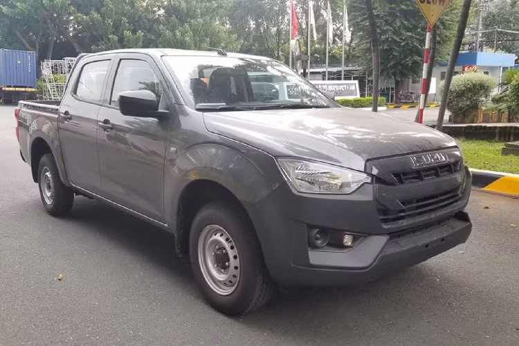 Về trang bị an toàn và hỗ trợ lái, Isuzu D-Max 2021 bản giá rẻ này được trang bị khá khiêm tốn với phanh ABS, phân bổ lực phanh điện tử EBD và hỗ trợ lực phanh khẩn cấp BA. Xe đi kèm với 2 túi khí an toàn.