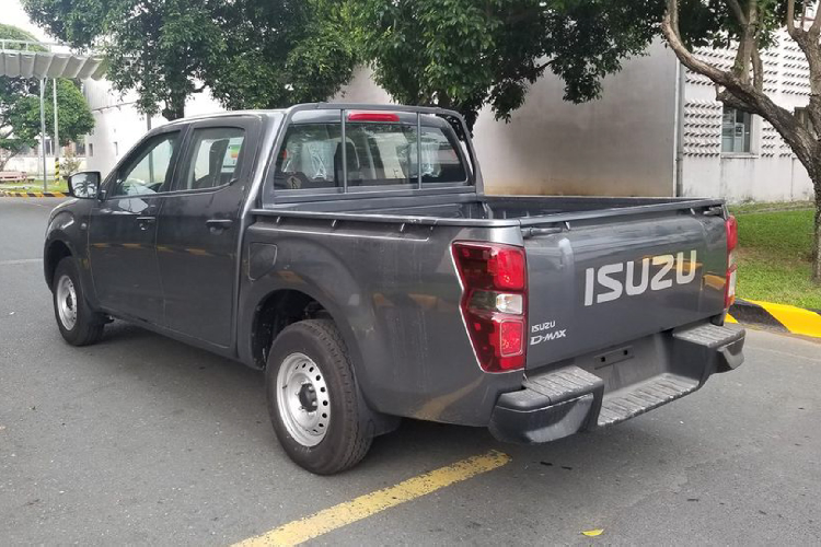 Giá xe Isuzu D-Max 2021 phiên bản cabin đôi khi lăn bánh rơi vào khoảng 530 triệu đồng, , giá rẻ này hướng đến khách hàng mua bán tải để “cày bừa” hoạt động với tần suất cao, đảm bảo được độ bền bỉ, tiết kiệm nhiên liệu và chi phí “nuôi” xe thấp. So sánh giá bán, phiên bản cabin đôi này có giá rẻ hơn 130 triệu đồng so với phiên bản D-Max LS Prestige 1.9 MT 4×2 (630 triệu đồng), đồng thời rẻ hơn 117 triệu đồng so với Ford Ranger XL (616 triệu đồng).