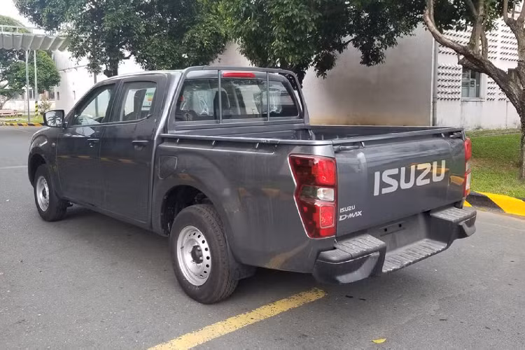 Giá xe Isuzu D-Max 2021 phiên bản cabin đôi khi lăn bánh rơi vào khoảng 530 triệu đồng, , giá rẻ này hướng đến khách hàng mua bán tải để “cày bừa” hoạt động với tần suất cao, đảm bảo được độ bền bỉ, tiết kiệm nhiên liệu và chi phí “nuôi” xe thấp. So sánh giá bán, phiên bản cabin đôi này có giá rẻ hơn 130 triệu đồng so với phiên bản D-Max LS Prestige 1.9 MT 4×2 (630 triệu đồng), đồng thời rẻ hơn 117 triệu đồng so với Ford Ranger XL (616 triệu đồng).