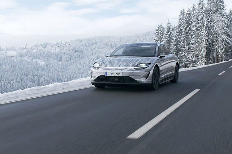 Dàn chân xe sử dụng bộ vành nhôm 21 inch với lốp 245/40 cho các bánh trước và kích cơ 275/35 cho các bánh sau. Nhiều khả năng, Sony Vision-S sẽ được nâng cấp rất mạnh mẽ về phần mềm, nhằm sở hữu khả năng tự hành cấp độ 4 và có thể còn cao hơn nữa với các bản cập nhật trong tương lai.