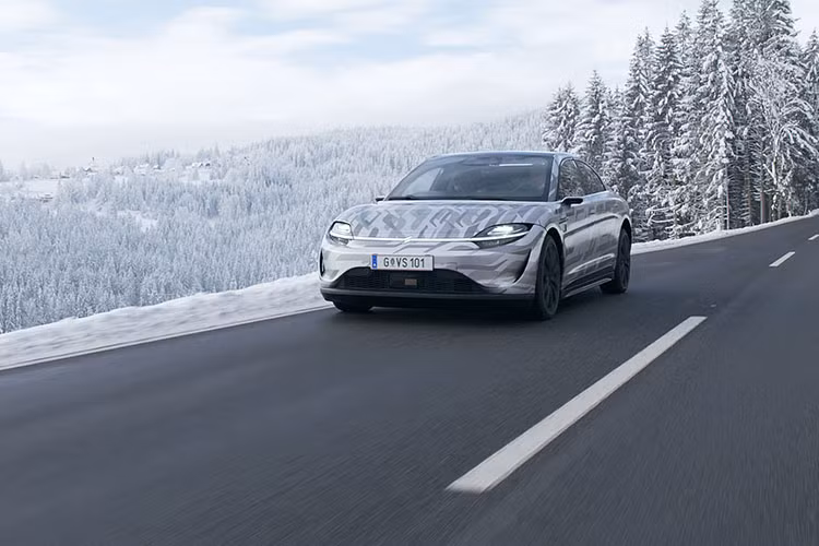 Dàn chân xe sử dụng bộ vành nhôm 21 inch với lốp 245/40 cho các bánh trước và kích cơ 275/35 cho các bánh sau. Nhiều khả năng, Sony Vision-S sẽ được nâng cấp rất mạnh mẽ về phần mềm, nhằm sở hữu khả năng tự hành cấp độ 4 và có thể còn cao hơn nữa với các bản cập nhật trong tương lai.