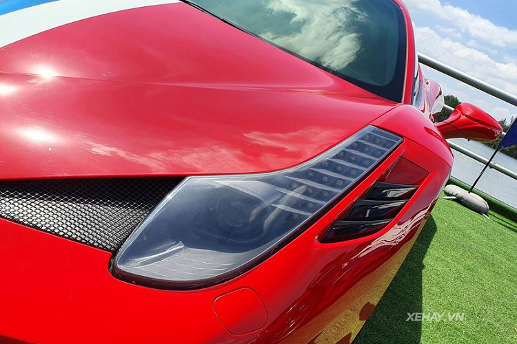 Trong khi đó, đuôi xe được tạo hình mạnh mẽ với bộ khuếch tán gió bằng sợi carbon tinh chỉnh, hệ thống ống xả kép và cánh gió vuốt cao rất thể thao và khí động học.