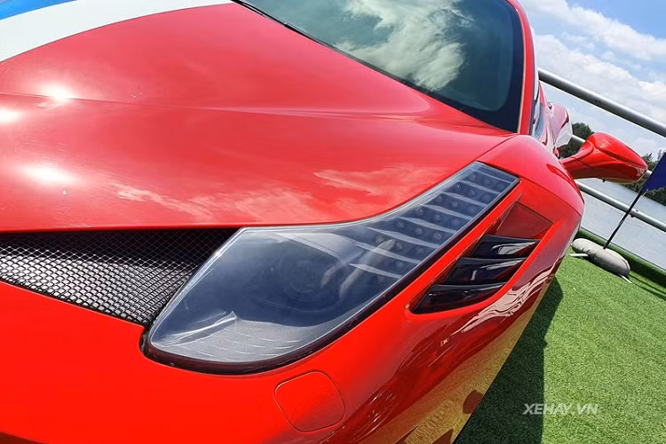 Trong khi đó, đuôi xe được tạo hình mạnh mẽ với bộ khuếch tán gió bằng sợi carbon tinh chỉnh, hệ thống ống xả kép và cánh gió vuốt cao rất thể thao và khí động học.