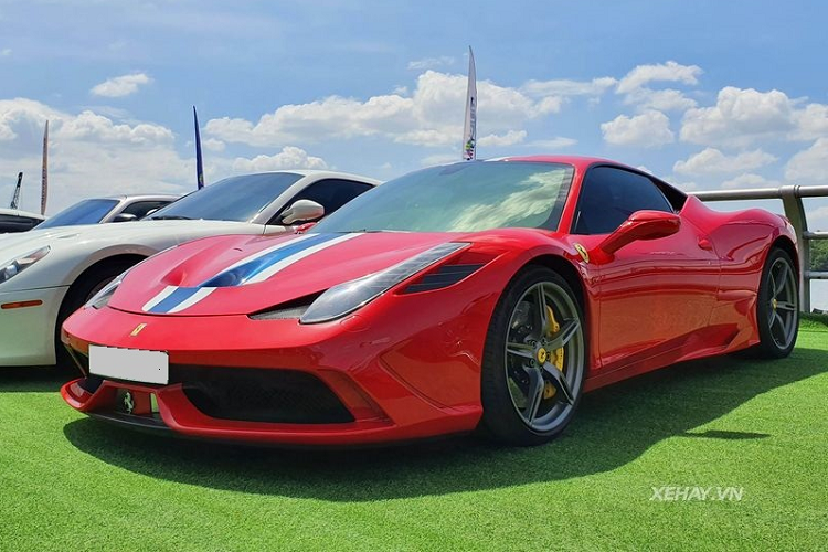 Di chuyển vào bên trong, xe được trang bị ghế đua sợi carbon siêu nhẹ bọc da Alcantara, cùng nhiều chi tiết khác được làm bằng sợi carbon như vô lăng, lẫy chuyển số, viền bảng táp-lô, hốc điều hòa... Nhờ được ứng dụng rộng rãi vật liệu sợi carbon từ ngoài vào trong nên Ferrari 458 Speciale nhẹ hơn 90 kg so với bản chuẩn 458 Italia.