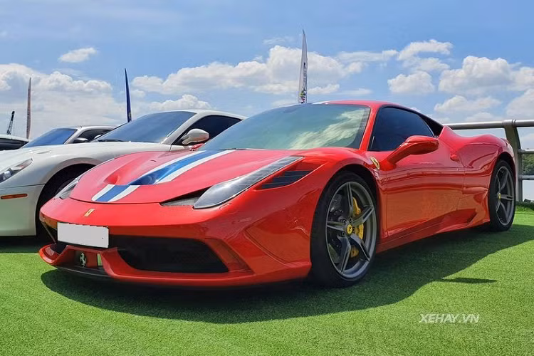 Di chuyển vào bên trong, xe được trang bị ghế đua sợi carbon siêu nhẹ bọc da Alcantara, cùng nhiều chi tiết khác được làm bằng sợi carbon như vô lăng, lẫy chuyển số, viền bảng táp-lô, hốc điều hòa... Nhờ được ứng dụng rộng rãi vật liệu sợi carbon từ ngoài vào trong nên Ferrari 458 Speciale nhẹ hơn 90 kg so với bản chuẩn 458 Italia.