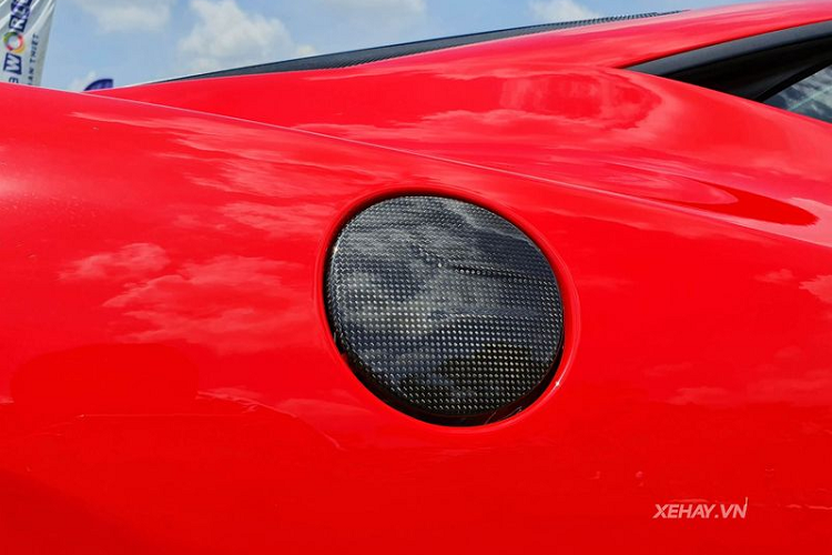 Về truyền động, Ferrari 458 Speciale tại Việt Nam vẫn dùng động cơ V8 4.5L nhưng đã được nâng cấp để cho ra công suất 605 mã lực và mô-men xoắn cực đại 540 Nm. Siêu xe Ý chỉ cần 3.0 giây để tăng tốc từ 0 – 100 km/h, tốc độ tối đa đạt 325 km/h.