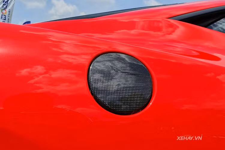 Về truyền động, Ferrari 458 Speciale tại Việt Nam vẫn dùng động cơ V8 4.5L nhưng đã được nâng cấp để cho ra công suất 605 mã lực và mô-men xoắn cực đại 540 Nm. Siêu xe Ý chỉ cần 3.0 giây để tăng tốc từ 0 – 100 km/h, tốc độ tối đa đạt 325 km/h.