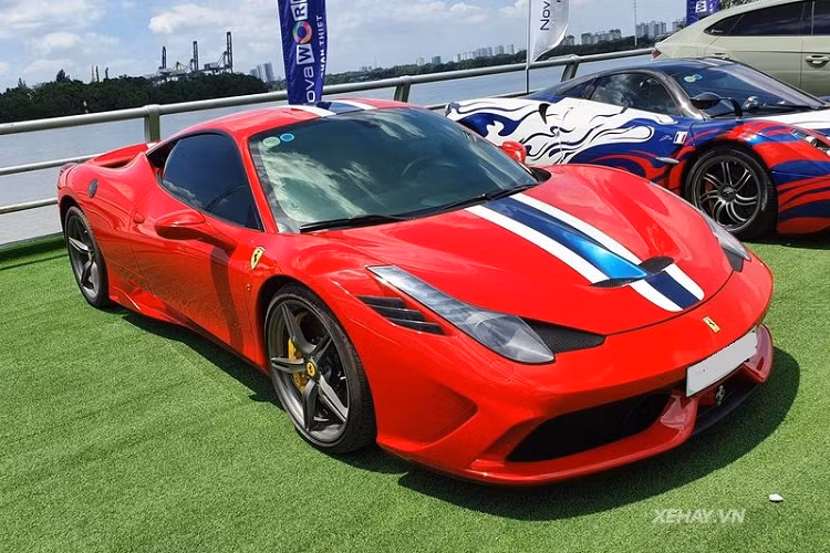 Mỗi lần "ngựa chồm" xuất hiện đều khiến mọi người xung quanh phải trầm trồ vì những đường nét thiết kế khí động học cao, hòa quyện trong màu sơn đỏ nổi bật và bộ tem đua bicolor Argento Nurburgring – Blu America độc đáo, khiến chiếc 458 Speciale trở thành siêu xe "kịch độc" tại Việt Nam.