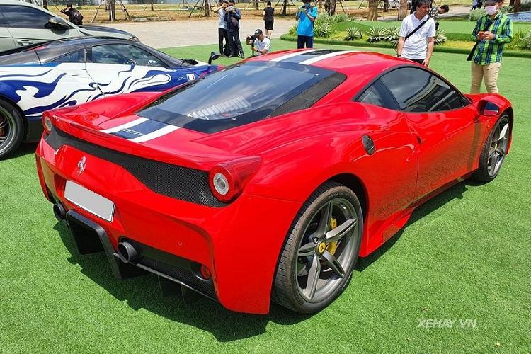 Ở phía trước, Ferrari 458 Speciale gây ấn tượng nhờ cặp hốc hút gió to bản, nắp ca-pô được dập gân mạnh mẽ cùng các khe gió được ốp sợi carbon trên vòm bánh xe trước.