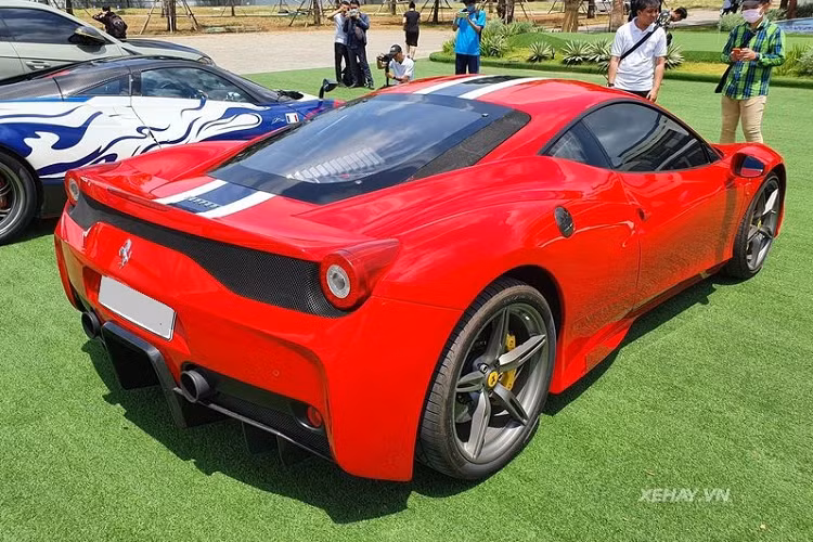 Ở phía trước, Ferrari 458 Speciale gây ấn tượng nhờ cặp hốc hút gió to bản, nắp ca-pô được dập gân mạnh mẽ cùng các khe gió được ốp sợi carbon trên vòm bánh xe trước.