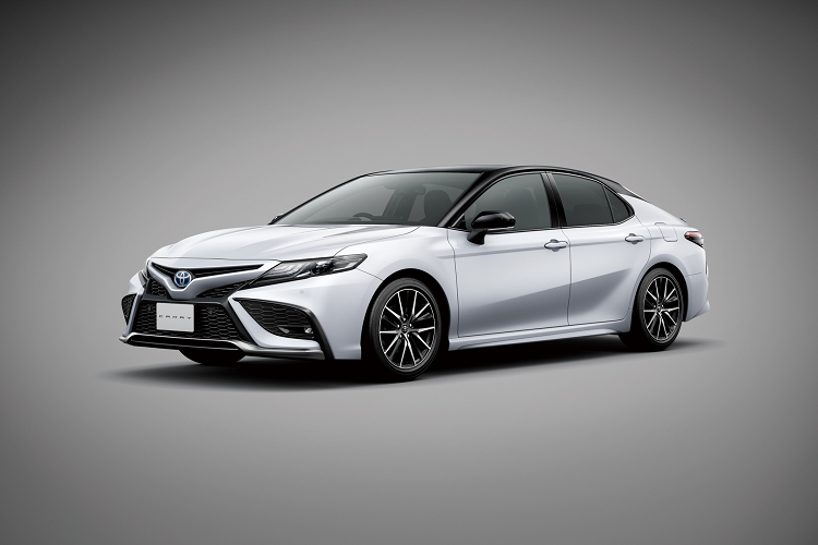 Nhược điểm của phiên bản Toyota Camry TRD là không thay đổi hiệu suất động cơ. Xe vẫn dùng động cơ V6 3.5L tiêu chuẩn, công suất 301 mã lực và mô-men xoắn 362 Nm. Toyota Camry đời 2021 tại Nhật Bản vẫn sử dụng động cơ hybrid gồm động cơ 2.5L 4 xy-lanh (176 mã lực/221 Nm) và mô-tơ điện (118 mã lực/202 Nm). Tổng công suất của hệ thống động cơ này là 211 mã lực với mức tiêu hao nhiên liệu 4,11 lít/100 km.
