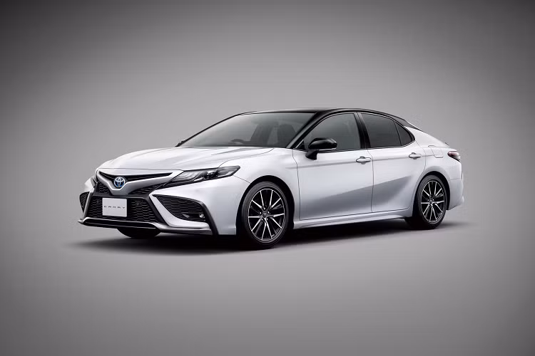 Nhược điểm của phiên bản Toyota Camry TRD là không thay đổi hiệu suất động cơ. Xe vẫn dùng động cơ V6 3.5L tiêu chuẩn, công suất 301 mã lực và mô-men xoắn 362 Nm. Toyota Camry đời 2021 tại Nhật Bản vẫn sử dụng động cơ hybrid gồm động cơ 2.5L 4 xy-lanh (176 mã lực/221 Nm) và mô-tơ điện (118 mã lực/202 Nm). Tổng công suất của hệ thống động cơ này là 211 mã lực với mức tiêu hao nhiên liệu 4,11 lít/100 km.