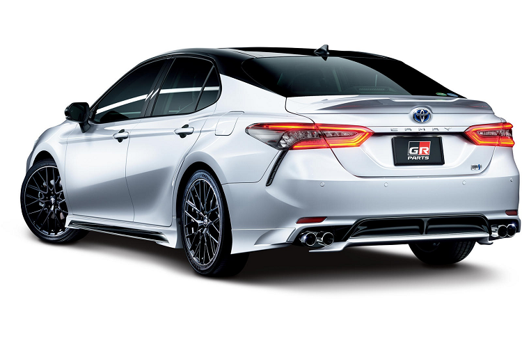 Nếu thích phong cách thể thao hơn, người dùng có thể chọn gói ngoại thất GR Parts của Toyota. Ngoại hình của Toyota Camry thế hệ mới trông hầm hố và tăng tính khí động học với cản trước được làm mới.