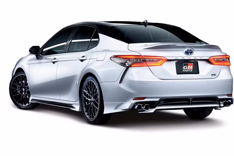 Nếu thích phong cách thể thao hơn, người dùng có thể chọn gói ngoại thất GR Parts của Toyota. Ngoại hình của Toyota Camry thế hệ mới trông hầm hố và tăng tính khí động học với cản trước được làm mới.