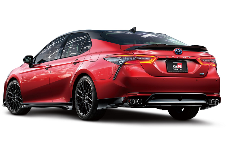 Toyota Camry tùy chỉnh GR Parts được trang bị mâm hợp kim 19 inch, đi cùng lốp 235/40 Goodyear EfficientGrip. Ngoài ra, GR cũng lắp thêm một van điều tiết hiệu suất nhằm giảm tiếng ồn và độ rung cabin, cải thiện độ thoải mái và ổn định khi vận hành.