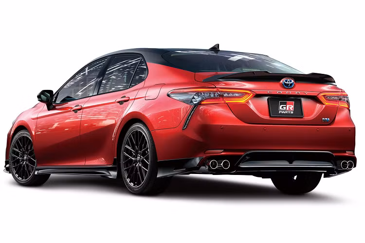 Toyota Camry tùy chỉnh GR Parts được trang bị mâm hợp kim 19 inch, đi cùng lốp 235/40 Goodyear EfficientGrip. Ngoài ra, GR cũng lắp thêm một van điều tiết hiệu suất nhằm giảm tiếng ồn và độ rung cabin, cải thiện độ thoải mái và ổn định khi vận hành.