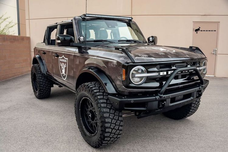 Chiếc Ford Bronco 2021 mới trong bài có tên đầy đủ là Bronco Raiders Edition, được Maxlider Brothers Customs (Mỹ) phát triển dựa trên bản Bronco Badlands. Bản độ này sẽ được bán đấu giá để quyên góp cho Quỹ tự kỷ Grant A Gift và Quỹ Raiders có trụ sở tại Las Vegas.
