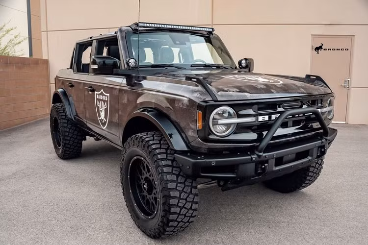 Chiếc Ford Bronco 2021 mới trong bài có tên đầy đủ là Bronco Raiders Edition, được Maxlider Brothers Customs (Mỹ) phát triển dựa trên bản Bronco Badlands. Bản độ này sẽ được bán đấu giá để quyên góp cho Quỹ tự kỷ Grant A Gift và Quỹ Raiders có trụ sở tại Las Vegas.
