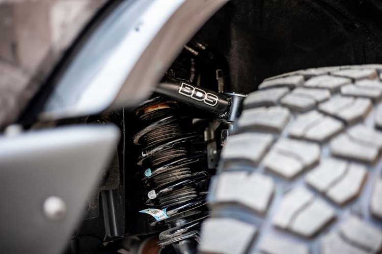 Làm tròn những điểm nổi bật trên chiếc Ford Bronco hàng độc được tùy chỉnh này là cản trước khỏe khoắn, tấm bảo vệ lưới tản nhiệt hầm hố và một loạt đèn phụ trợ. Xe cũng có vỏ đựng lốp dự phòng phía sau và nắp thùng tonneau.