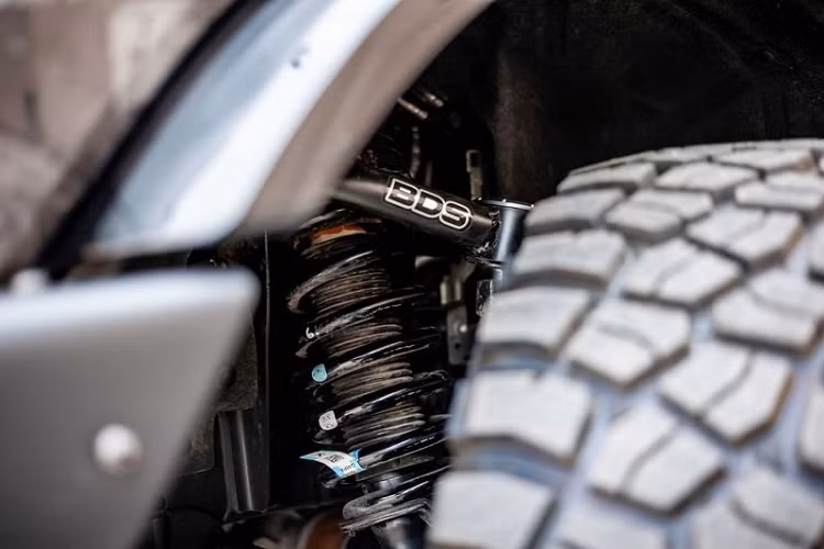 Làm tròn những điểm nổi bật trên chiếc Ford Bronco hàng độc được tùy chỉnh này là cản trước khỏe khoắn, tấm bảo vệ lưới tản nhiệt hầm hố và một loạt đèn phụ trợ. Xe cũng có vỏ đựng lốp dự phòng phía sau và nắp thùng tonneau.