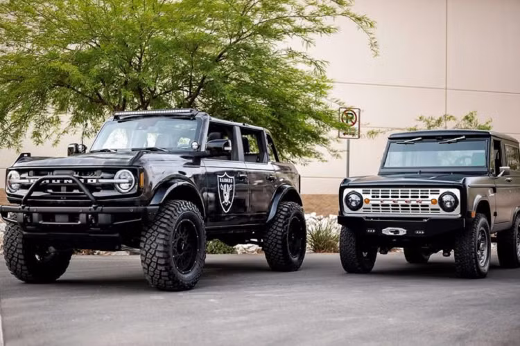 Chiếc SUV Ford Bronco 2021 độ được bọc lớp Las Vegas Raiders và trang bị gói Sasquatch Package gồm các chắn bùn độc đáo, bộ khóa vi sai mới và la-zăng 17 inch bọc gọn trong lốp địa hình 35 inch giúp tăng khả năng off-road, nhất là với địa hình bùn lầy.