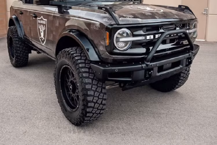  Ngoài ra, Bronco còn được lắp đặt bộ nâng BDS Suspension 4 inch, gồm các cánh tay điều khiển hạng nặng phía trên, cung cấp sức mạnh và khả năng bám đường tốt hơn - xứng đáng với bảng tên Bronco.